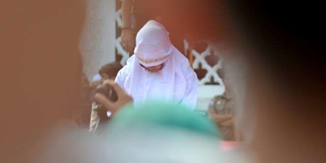 Dua Wanita Penyuka Sesama Jenis Dihukum Cambuk