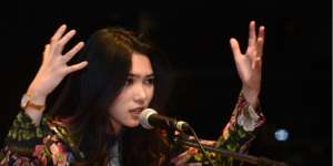 Kerap Tampil Modis, Ini Style Favorit Isyana Sarasvati