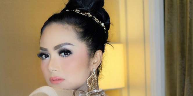 Wajah Krisdayanti Sebelum dan Sesudah Makeup, Terlihat Beda?
