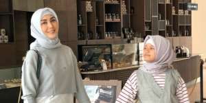 Cantiknya Fenita Arie dan Putrinya Kompak Berhijab