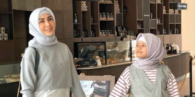 Cantiknya Fenita Arie dan Putrinya Kompak Berhijab