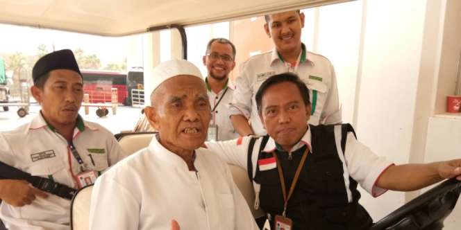 Tangis Bahagia Jemaah Haji Bisa Pulang Usai Kehilangan Paspor