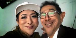 Deretan Foto Konyol Dagu dan Hidung Panjang Selebriti