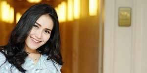 Foto Bareng Aprilia Manganang, Ibunda Ayu Ting Ting Kok..?