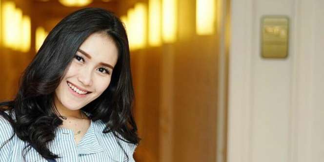 Foto Bareng Aprilia Manganang, Ibunda Ayu Ting Ting Kok..?