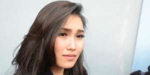 Ayu Ting Ting Sekarang Berkacamata, Penampilannya Bikin Pangling