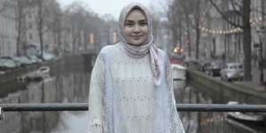 Cerita di Balik 'Hanacaraka', Koleksi Scarf Ria Miranda