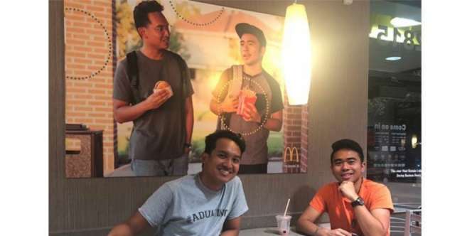 Gokil, 52 Hari Poster Iklan Iseng Duo Sohib Ini Terpajang Tanpa Disadari McD