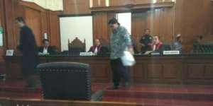 Tak Hanya Uang, Dimas Kanjeng Bisa Keluarkan Soto dari Jubahnya