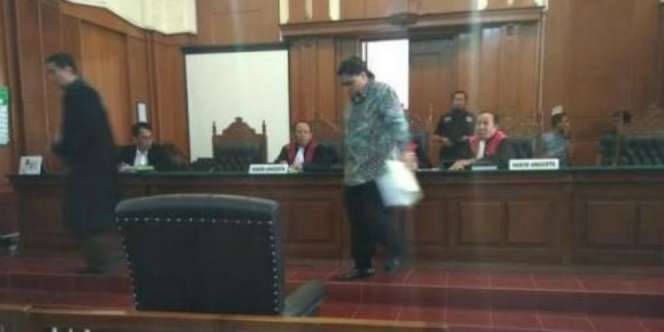 Tak Hanya Uang, Dimas Kanjeng Bisa Keluarkan Soto dari Jubahnya