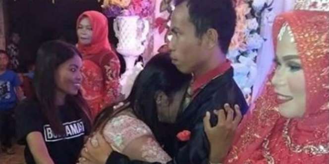 Datang ke Pernikahan Mantan, Gadis Ini Tak Mau Lepas Pelukan
