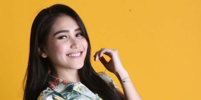Tampil Beda, Alis Ayu Ting Ting Tuai Pujian