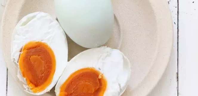 3 Cara Membuat Telur Asin Enak, Masir dan Gurih di Rumah, Dijamin Anti-Gagal