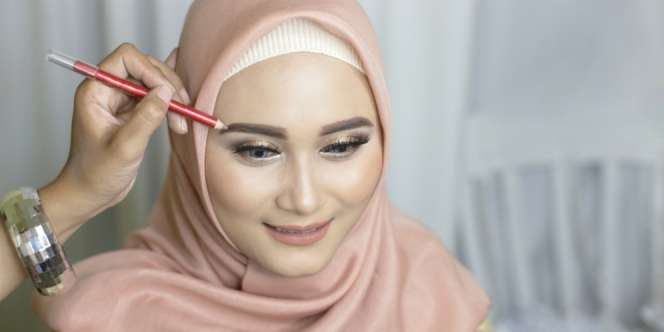 Aplikasi Mudah `Warm Makeup Look` 