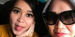 Pakai Jaket Ibu Ayu Ting Ting Ini, Cukup Buat DP Mobil