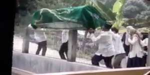 Video Mayat Tercebur Kolam Asli atau Palsu? Ini Analisis Netizen