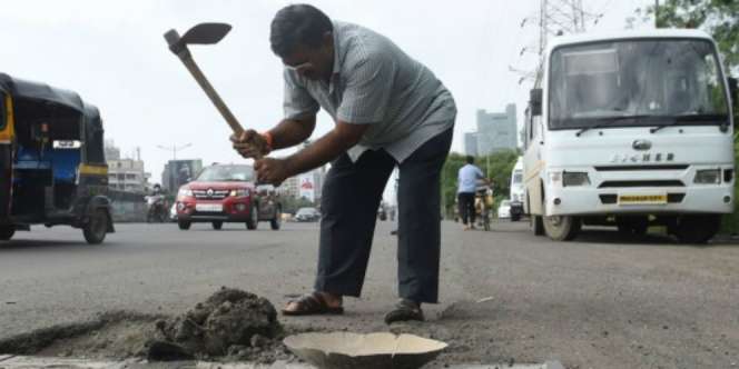 Anak Tewas Kecelakaan, Ayah Tambal 600 Lubang di Jalan