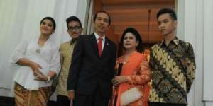 Jokowi Unggah Foto Jadul, Gibran Jadi Sorotan