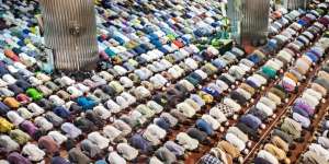 Pria Gunakan Sajadah Sutra untuk Sholat, Bolehkah?