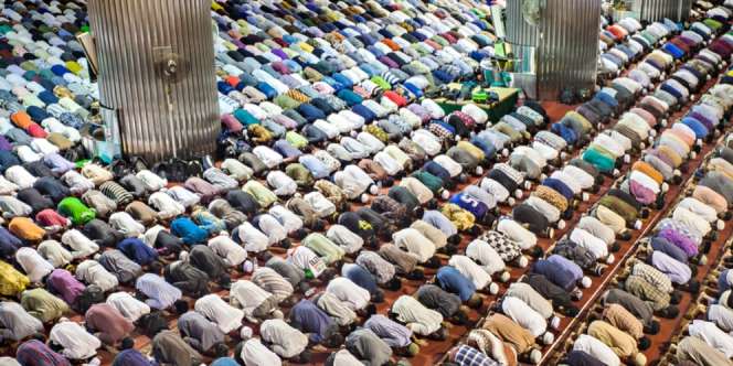 Pria Gunakan Sajadah Sutra untuk Sholat, Bolehkah?