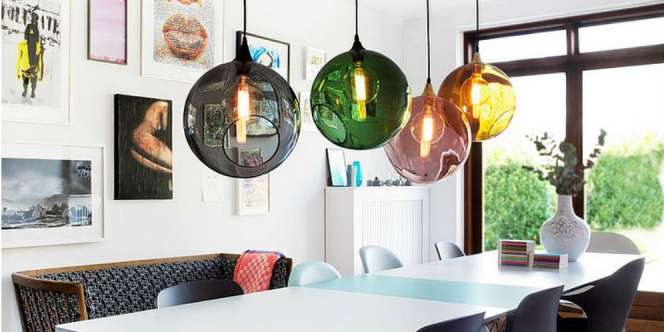 Ruang Makan Terlihat Keren dengan Lampu Berdesain Unik 