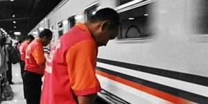 Foto Haru Porter Stasiun Senen Beri Hormat ke Penumpang