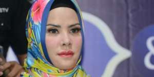 Gaya Hijab Pashmina Super Simpel dan Kece ala Angel Lelga