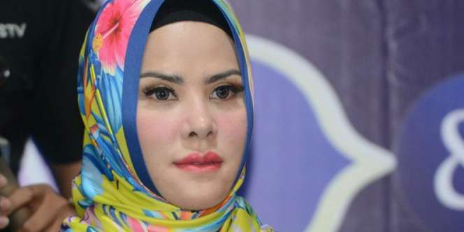 Gaya Hijab Pashmina Super Simpel dan Kece ala Angel Lelga