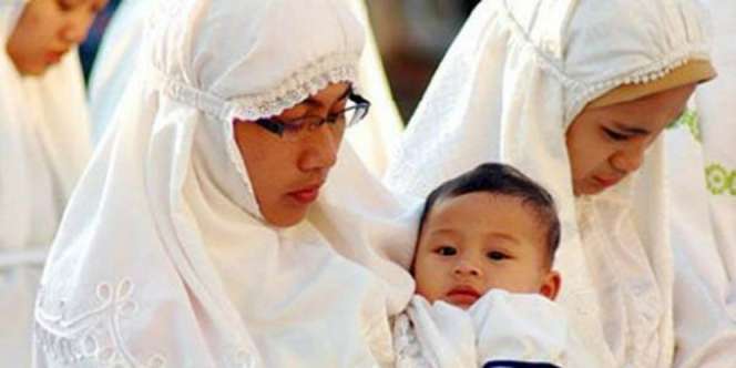Untuk Para Ibu, Ini Cara Sholat Sambil Gendong Anak