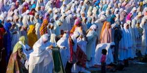 Banyak yang Keliru, Ini Posisi Imam Wanita Saat Sholat Berjemaah