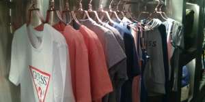 Guess Tonjolkan Gaya Jadul 90-an