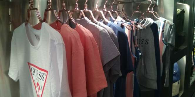 Guess Tonjolkan Gaya Jadul 90-an