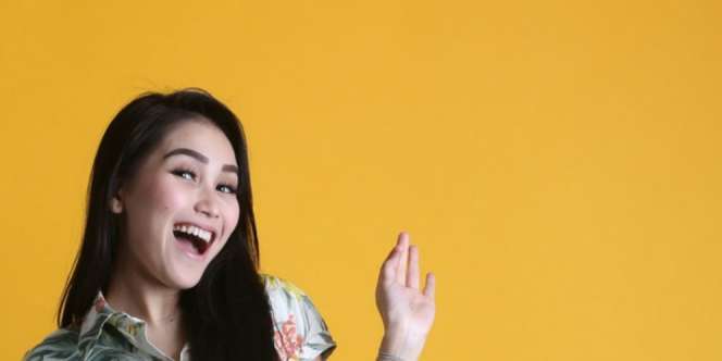 Ibunda Ayu Ting Ting Unggah Foto Jadul, Netizen Salfok ke Sini