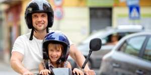 Bahaya Membonceng Anak di Depan Saat Naik Sepeda Motor