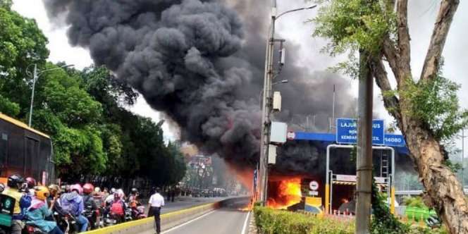 Gerbang Tol Pejompongan Terbakar Hebat, Diduga Akibat Korsleting