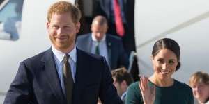 Gaya Kocak Pangeran Harry Saat Kikuk 'Kecup' Hijaber