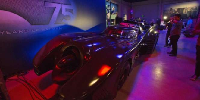 Ford Escort Dimodif Minimalis Jadi Batmobile, Hasilnya Ngakak!