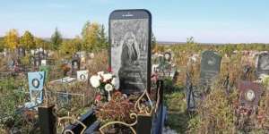 Batu Nisan iPhone Raksasa Bikin Geger, Siapa si Pemilik Makam?