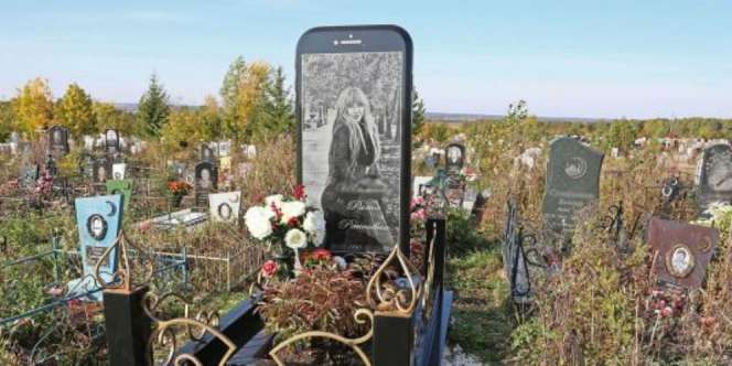 Batu Nisan iPhone Raksasa Bikin Geger, Siapa si Pemilik Makam?