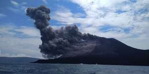 Erupsi 156 Kali, Gunung Anak Krakatau Keluarkan Suara Kencang dan Kaca Bergetar