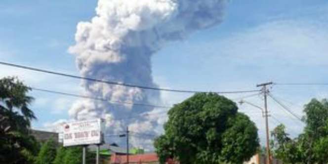 Erupsi Gunung Soputan Tak Ganggu Aktivitas Bandara Manado