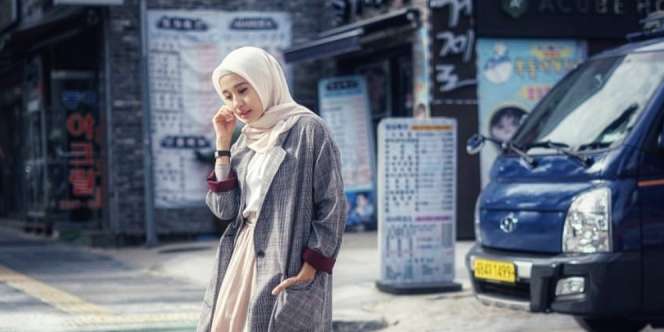 2 Outfit Andalan Laudya Cynthia Bella Saat Liburan Ke Korea