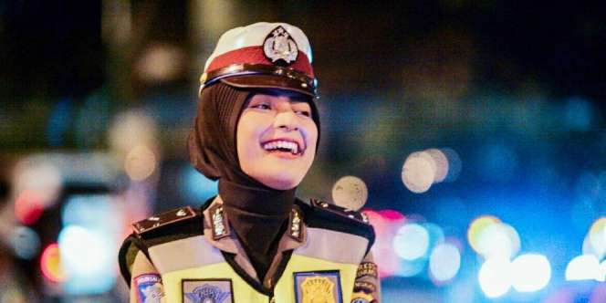 Viral Berseragam SMP, Polwan Adelia Kini Cantik Berhijab