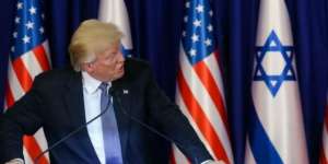 Heboh Benda Putih di Sepatu Donald Trump, Tisu Toilet?