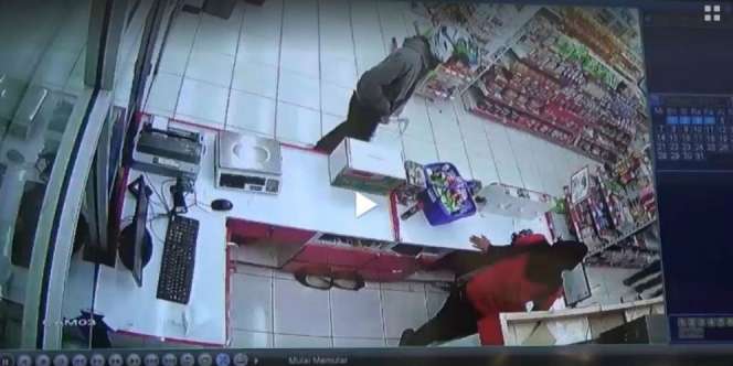 Rekaman Perampok Gasak Uang Jutaan Rupiah Milik Minimarket 212