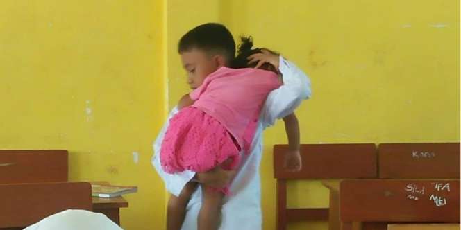 Trenyuh, Cerita Murid SD ke Sekolah Sambil Momong Adik  