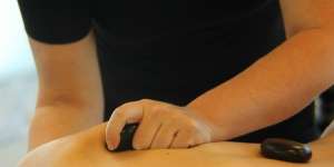 Turis Australia Heboh Terapi `Naga Merah` Indonesia, Ternyata