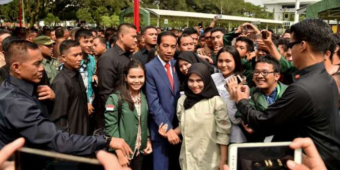 Foto Bareng Jokowi, Jari Mahasiswa Ini 'Dikoreksi' Paspampres