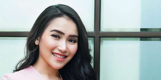Kenakan Hijab di Dalam Mobil, Wajah Ayu Ting Ting Dipuji Cantik