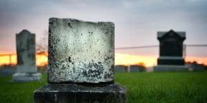 Besarnya Keutamaan Ziarahi Makam Orangtua